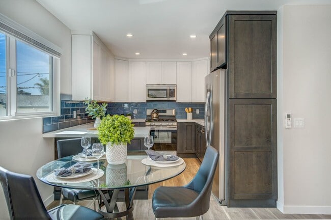 Building Photo - STUNNING REMODELED UPSTAIRS 2BD/2BA UNIT I...