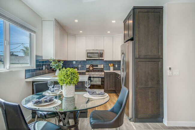 Building Photo - STUNNING UPGRADED UPSTAIRS 2BD/2BA UNIT IN...