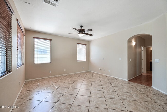 Building Photo - 1543 E Nightingale Ln