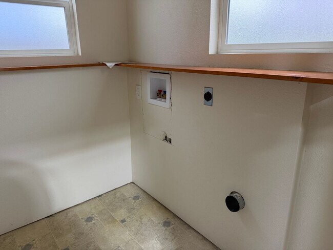 Building Photo - Sweet Home 3234