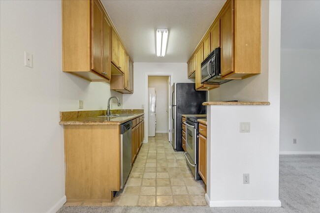 Building Photo - 2 Bedroom, 1 Bath, Upstairs Condo in the C...