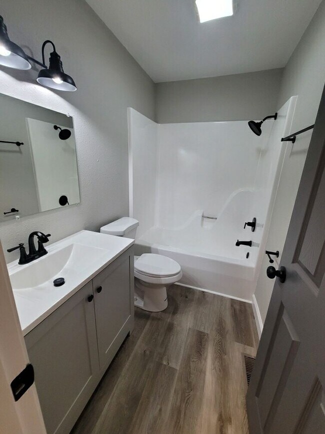 Building Photo - Remodeled 2 bathroom Townhouse on Sunset in Osage Beach!