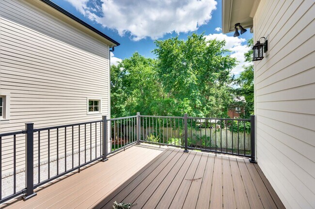 Building Photo - 1735 Hillmont Dr