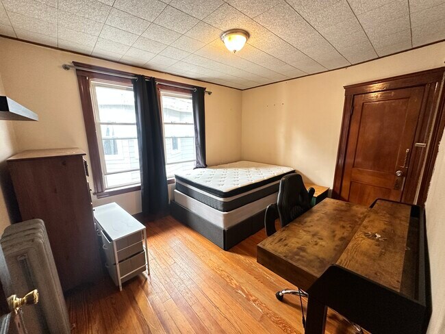 Building Photo - 142 W Adams St