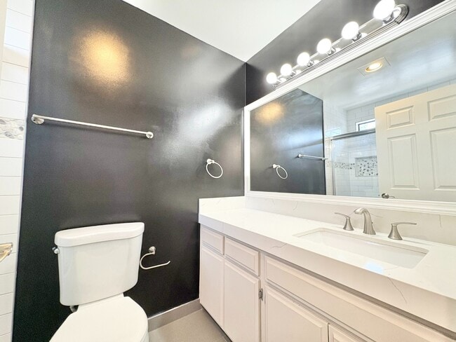 Building Photo - Modern 1BR in Valley Glen w/ Fireplace + Balcony