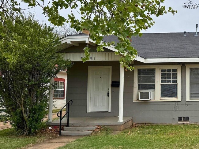 Building Photo - 1661 1/2 Collins Ave