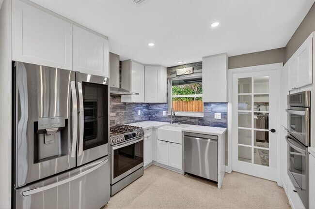 Building Photo - 2407 NE 17th Terrace