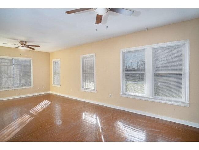 Building Photo - 907 Iowa St