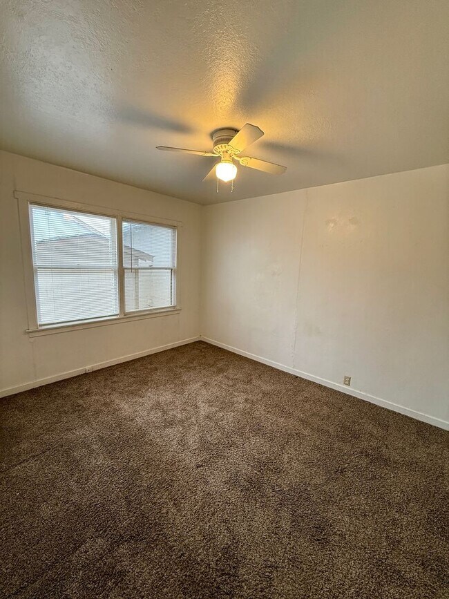 Building Photo - 462 S Shasta St