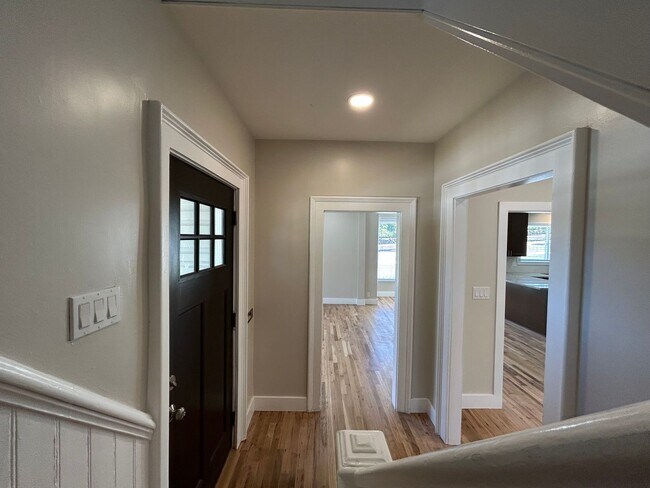 Building Photo - Rent Special! - Gorgeous 3 Bed + Bonus Roo...