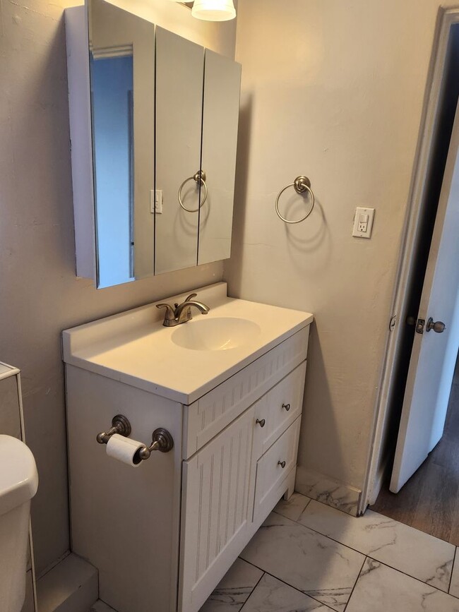 Building Photo - 1 BR 1 BATH FULL REMODEL UPPER UNIT FREE RENT OAC