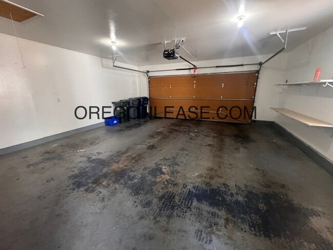 Building Photo - Spacious Home in Prime Ferry Street Bridge...