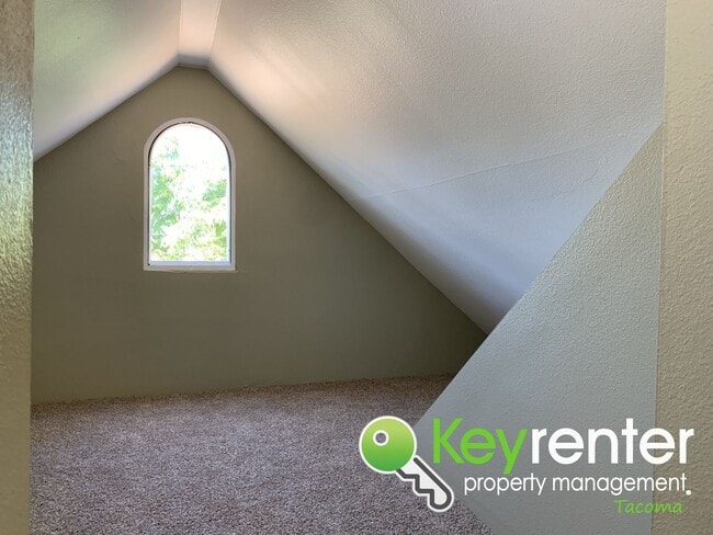 Building Photo - Recently Remodeled 3bd/1.5Bath Tacoma House!
