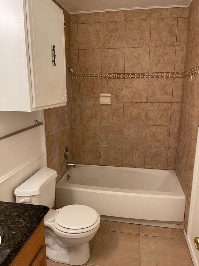 Building Photo - 2/1 Home Available for Immediate Move In!