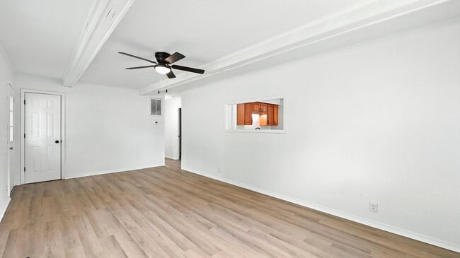 Building Photo - New 3 bedroom listing!