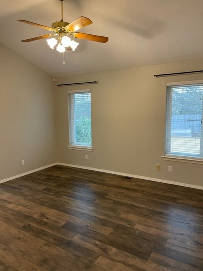 Building Photo - 3 Bedroom Located in Country Heights Subdivision!