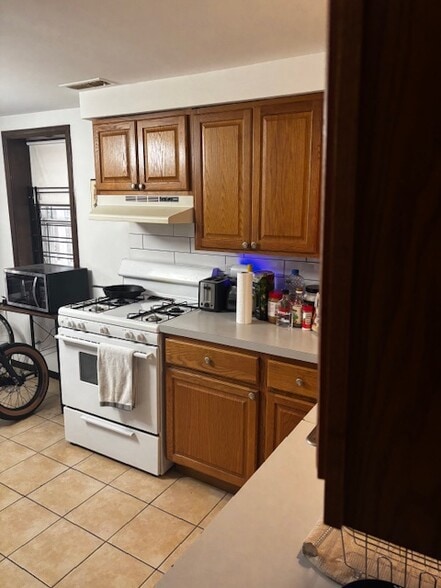 Building Photo - 3351 N Kenmore Ave