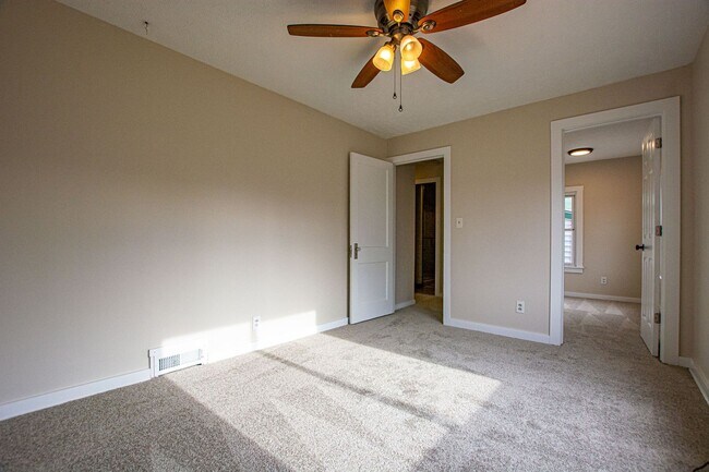 Building Photo - Super Cool and Unique 4 Bedroom / 1 Bath Home in Bellevue near Offut!