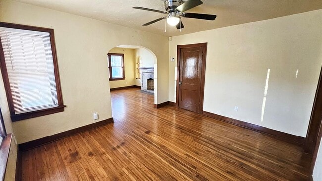 Building Photo - 2427 W Park Pl