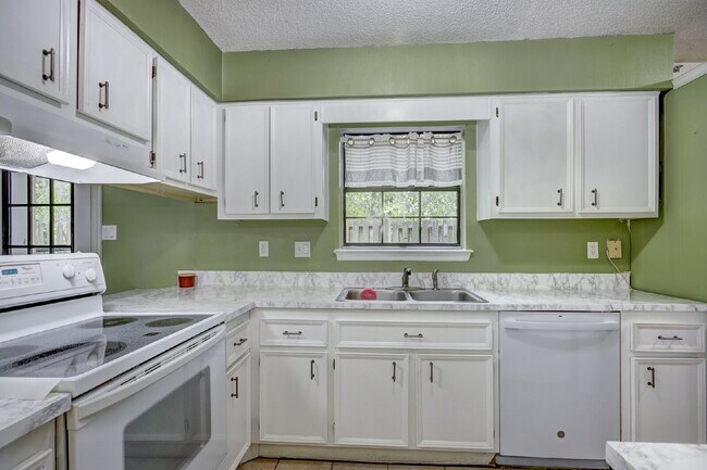 Building Photo - Townhome on Southside