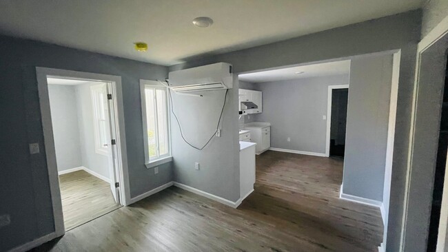 Building Photo - 809 Arnold Ave