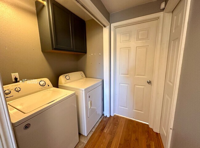 Building Photo - 537 NE Ellis Way