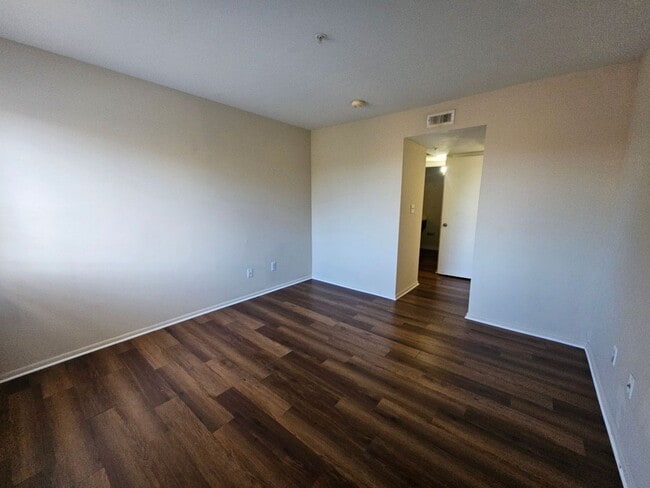 Building Photo - 1 Bedroom/ 1 Bath 3rd Floor Condo In Village Creek