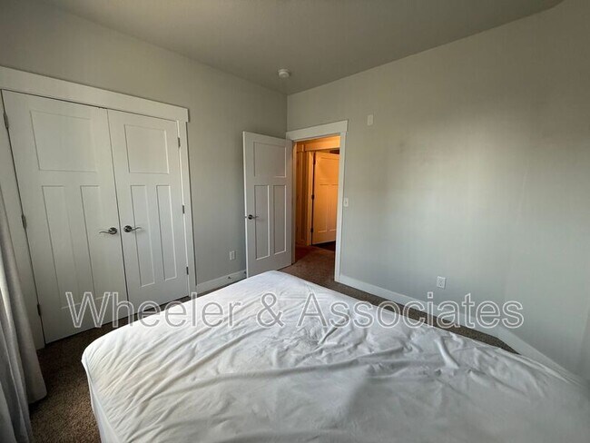 Building Photo - 47 W Silver Springs Dr