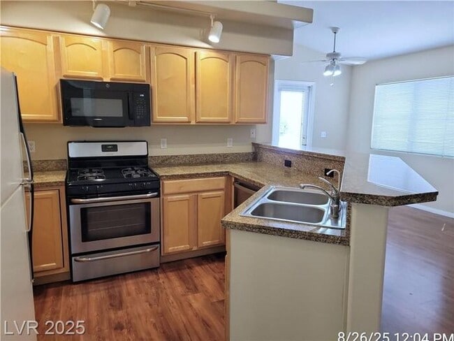 Building Photo - Bright Upstairs Unit with Vaulted Ceilings...