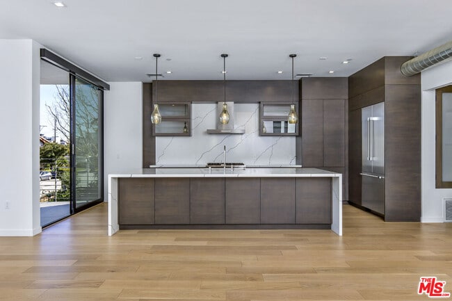 Building Photo - 2019 Barry Ave