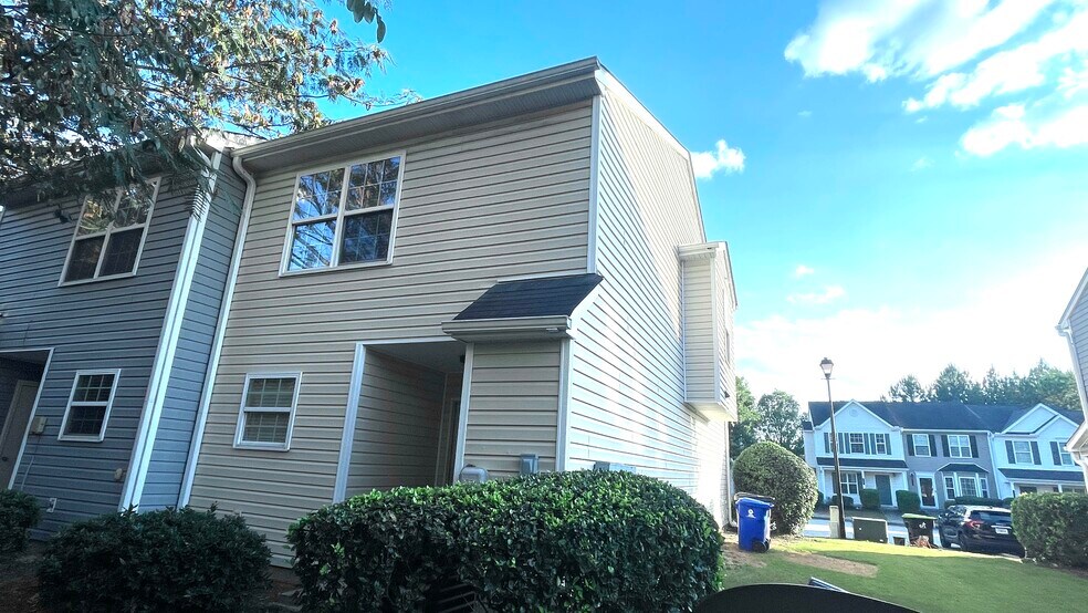 Building Photo - 711 Crestwell Cir SW