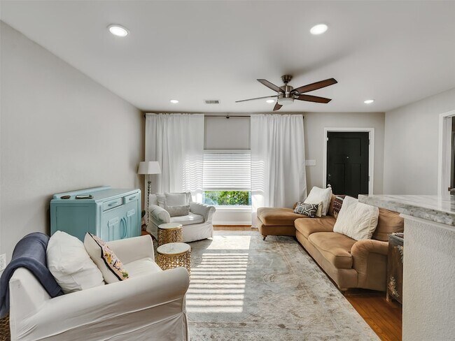 Building Photo - 10309 Chesterfield Dr
