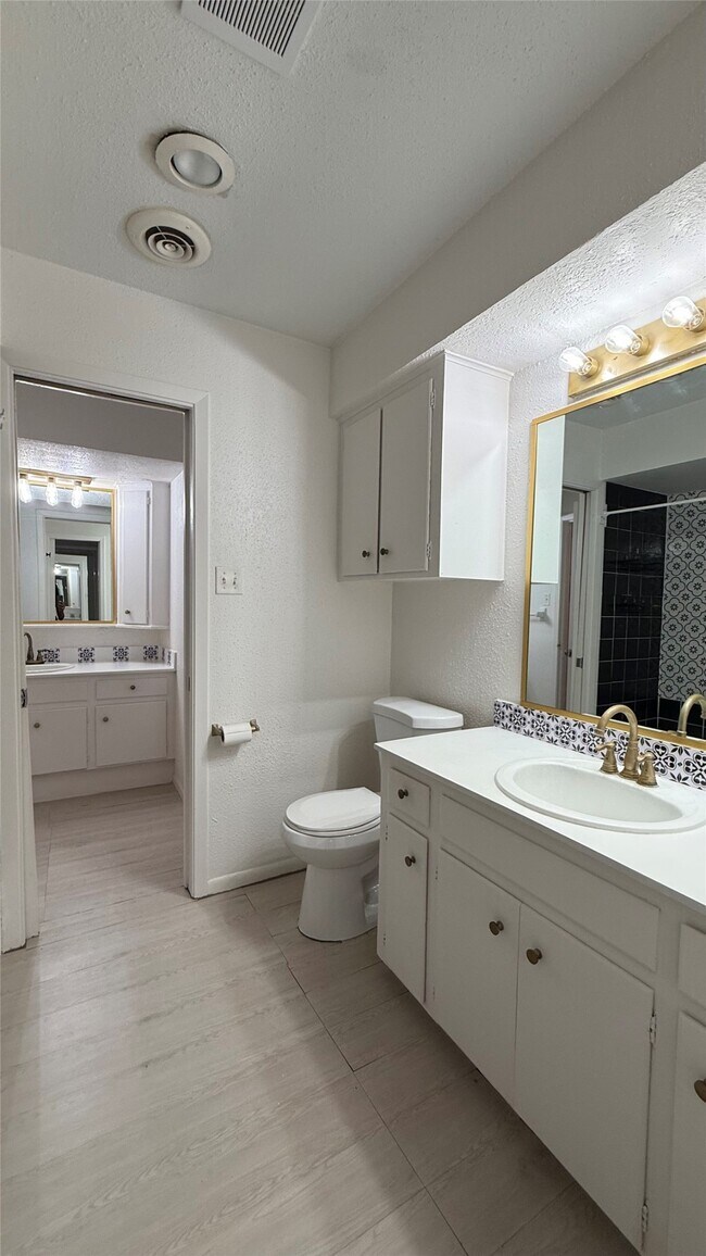 Building Photo - 2744 Briarhurst Dr