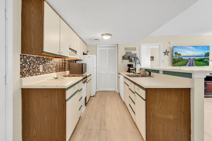 Building Photo - 983 Cayman Ct