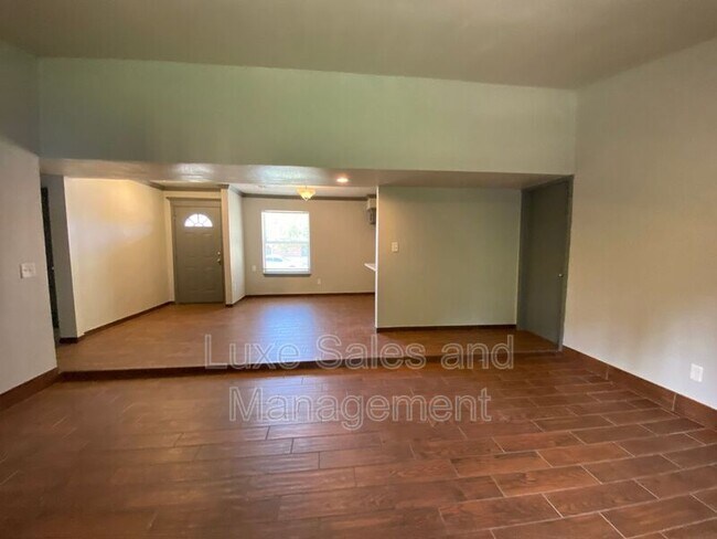 Building Photo - 910 Oak Hill Rd