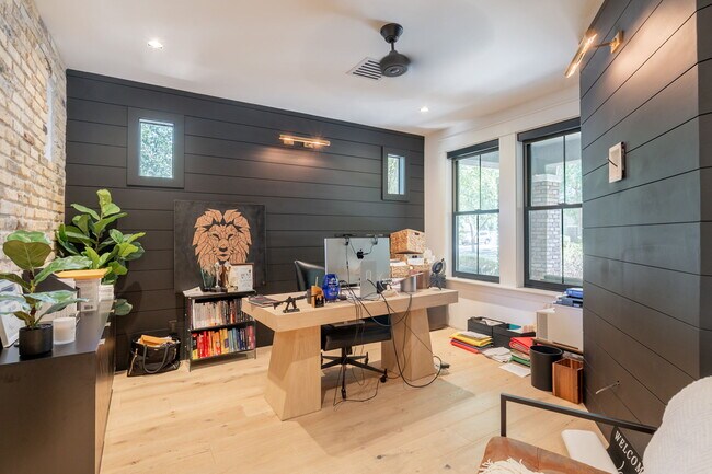 Building Photo - 3852 E Comstock Dr