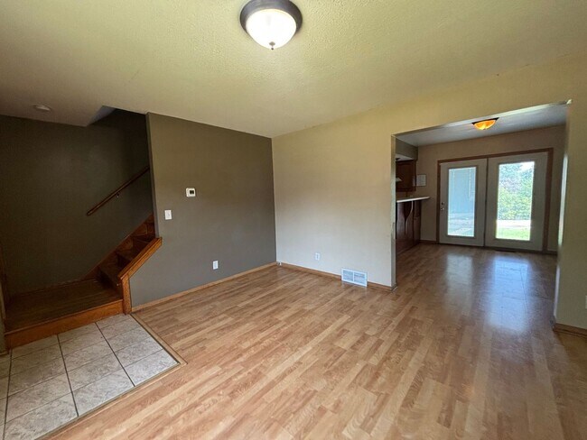 Building Photo - Awesome 3 BR/1 BA End-Unit Townhome in Minneapolis!
