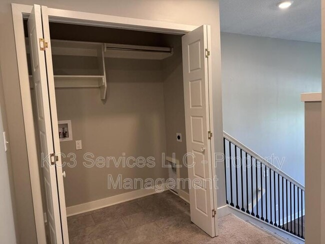 Building Photo - 2026 SW Holdbrooks Dr