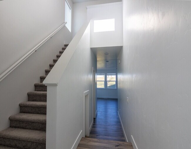 Building Photo - "READY NOW! 3-Bed PLUS Office-Townhouse Retreat in Eagle, ID – Spacious Living with 2.5 Baths!"