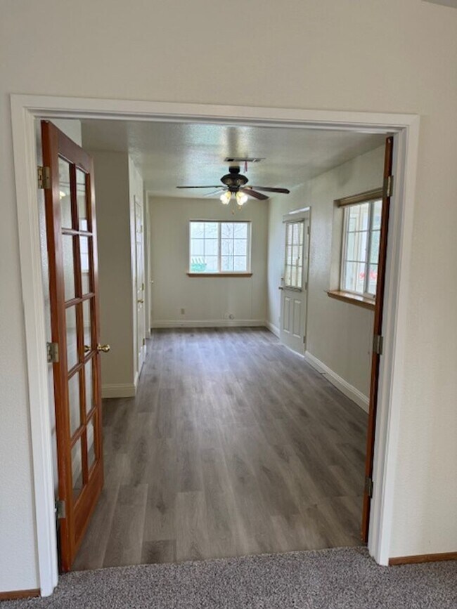 Building Photo - 3 Bedroom In Shasta View Neighborhood with...