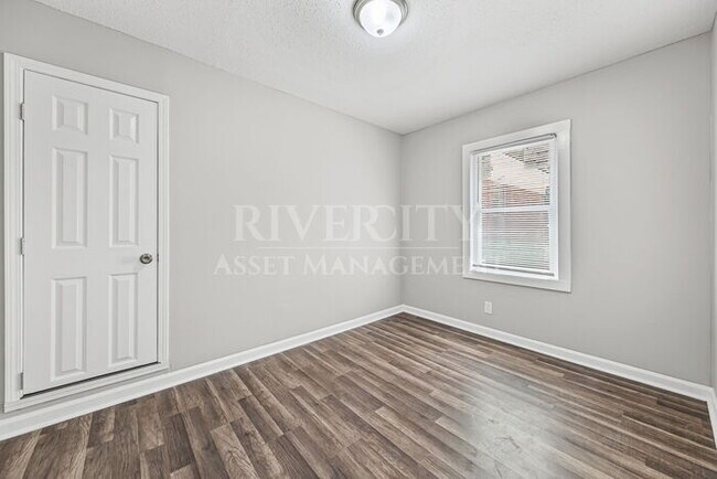 Building Photo - Big 4 bedroom, 1-Bathroom Home In Frayser!...