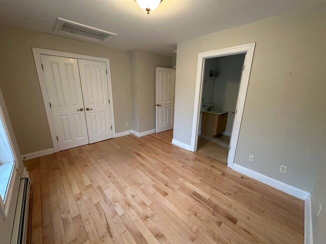 Building Photo - Beautiful Townhouse in NEW NORTH END Burlington 3BD/4BA