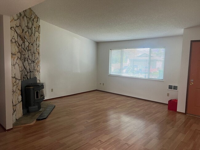 Building Photo - Open Concept: 3 Bed, 1.5 Bath Hidden Gem!