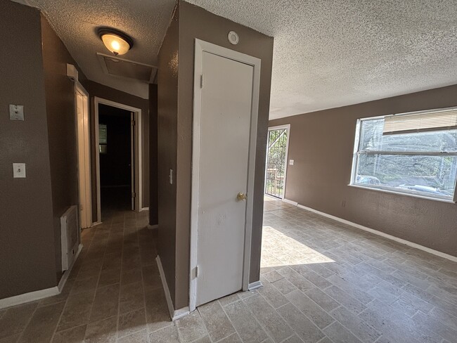 Building Photo - 1117 Rushing St