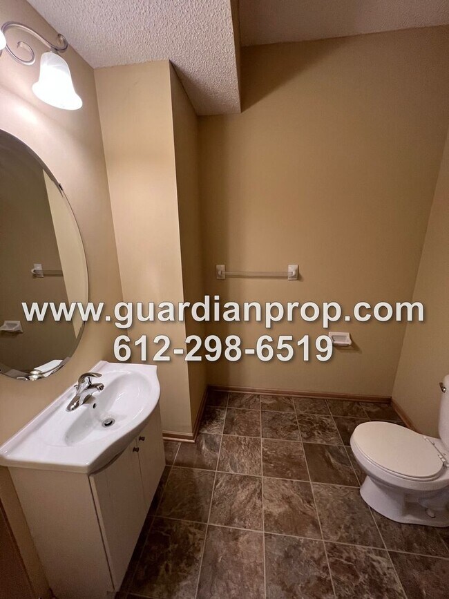 Building Photo - Huge End Unit Townhouse for October 1, Ope...