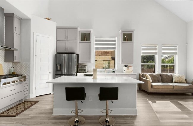 Building Photo - 3203 Scenic Valley Dr