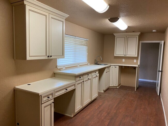 Building Photo - Country living and space!