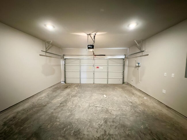 Building Photo - 12176 Ridge Top Dr
