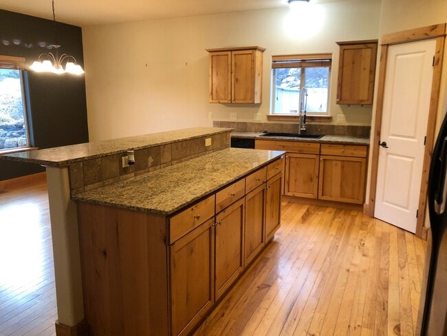 Building Photo - Great 3 Bedroom SW Bend Single Family Home