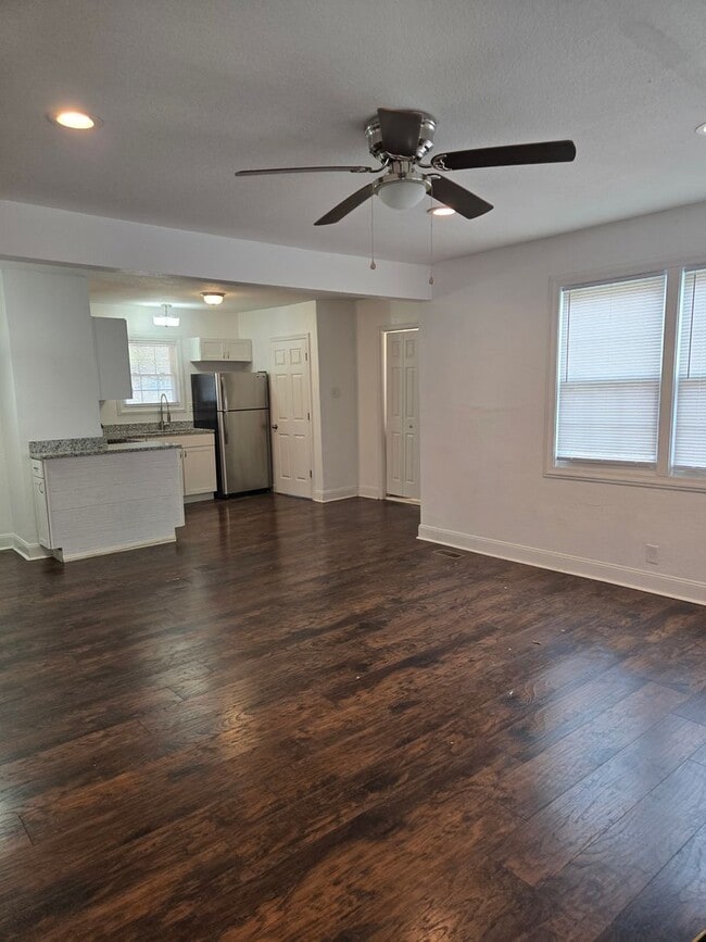 Building Photo - Lovely 3 Bedroom Home Available Now